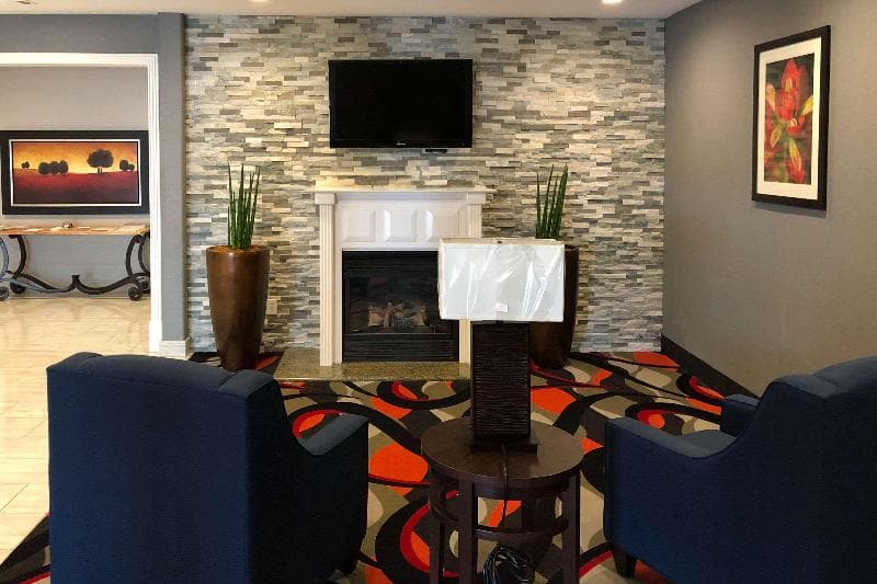 Comfort Inn & Suites 4