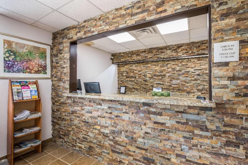 Econo Lodge 3