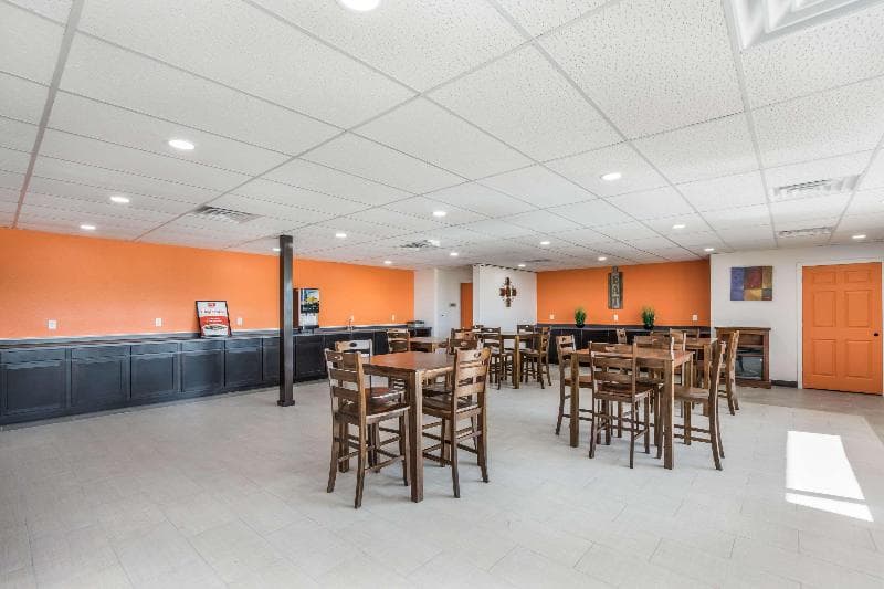 Econo Lodge 5