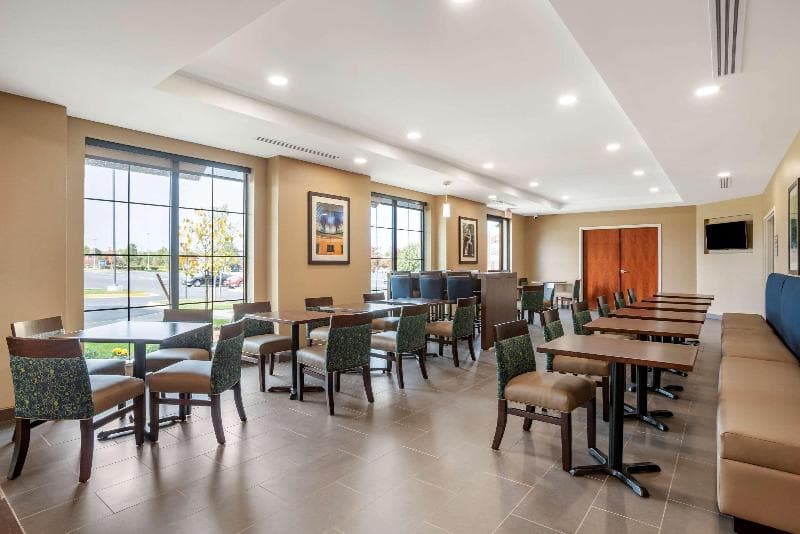 Comfort Inn & Suites 3