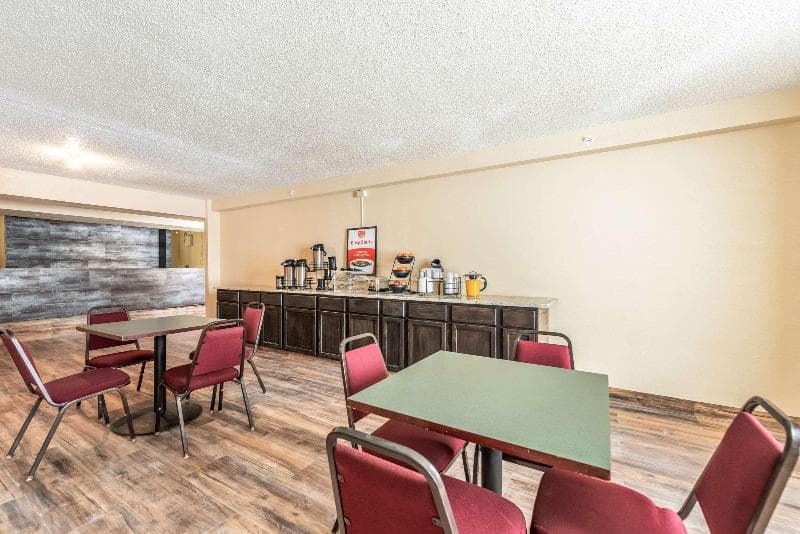 Econo Lodge 5