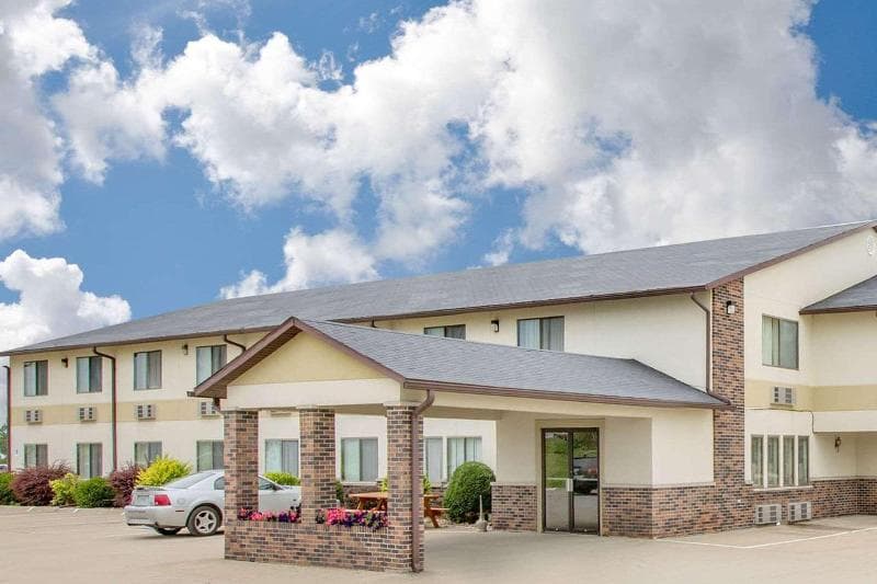 Rodeway Inn Near I-35 Lamoni, Ia 3