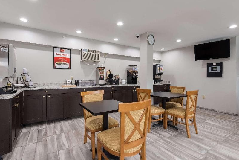 Econo Lodge Inn & Suites 1