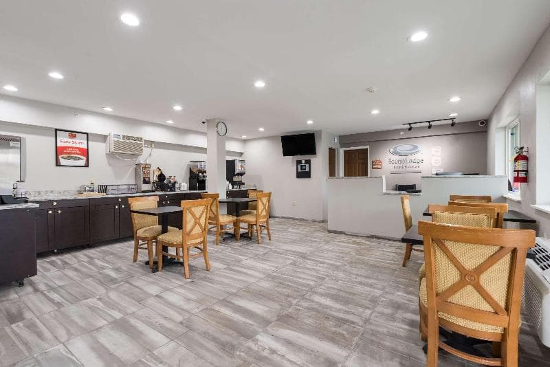 Econo Lodge Inn & Suites 4
