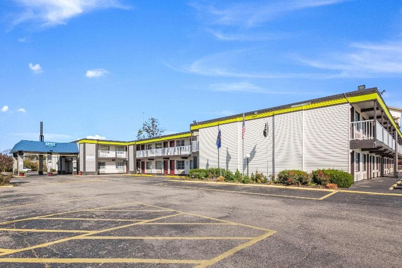 Econo Lodge Inn & Suites 3