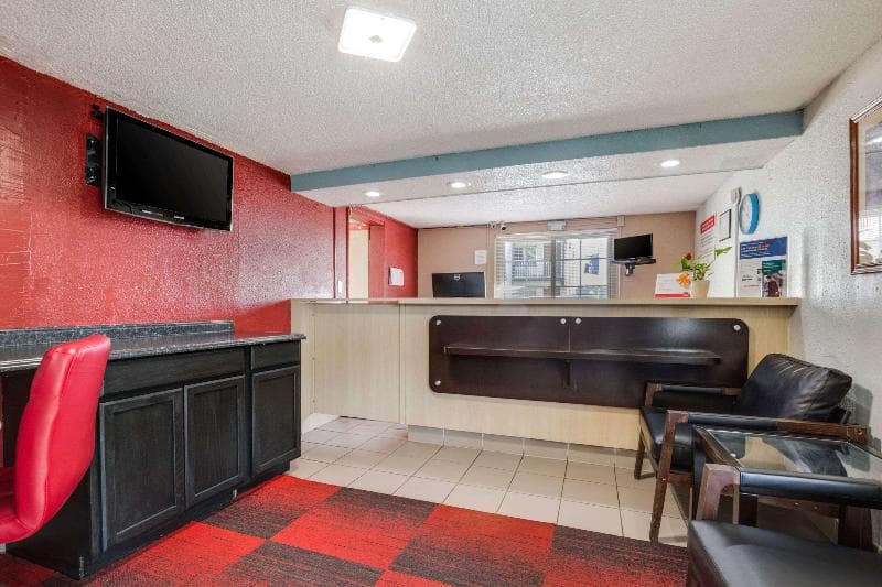 Econo Lodge Inn & Suites photo 1