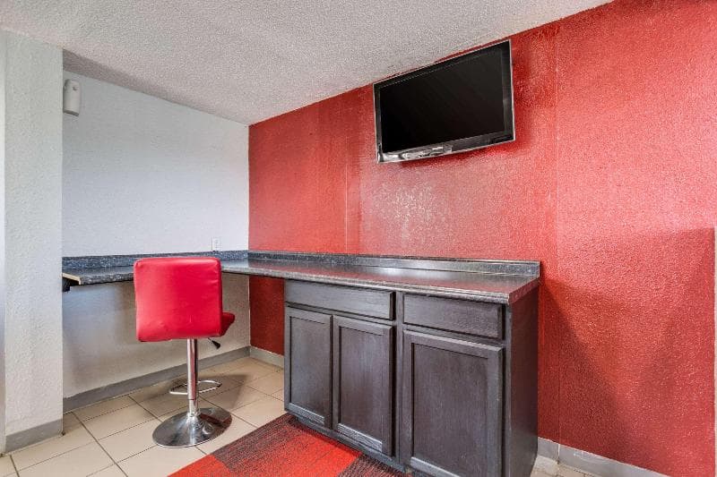 Econo Lodge Inn & Suites 5