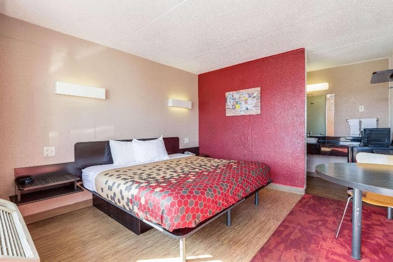 Econo Lodge Inn & Suites main