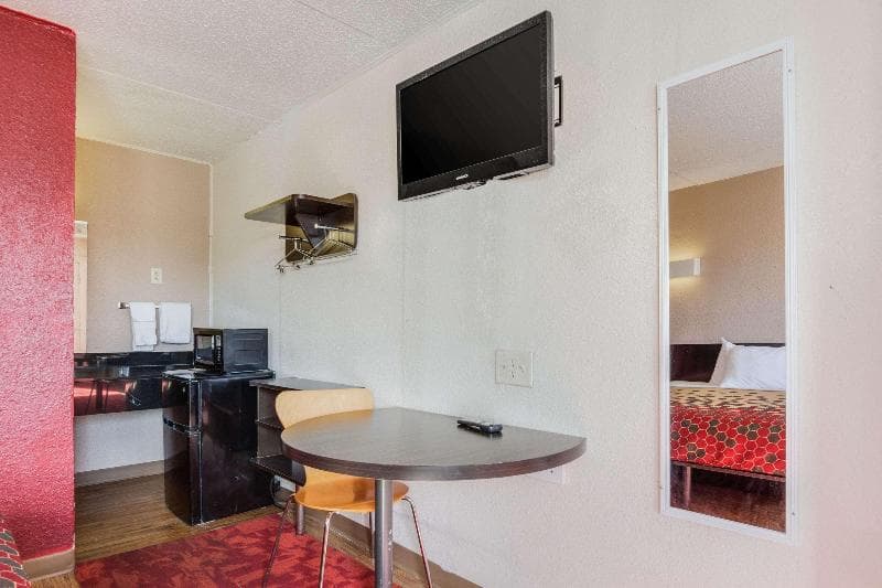 Econo Lodge Inn & Suites 4