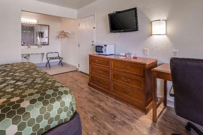 Econo Lodge 4