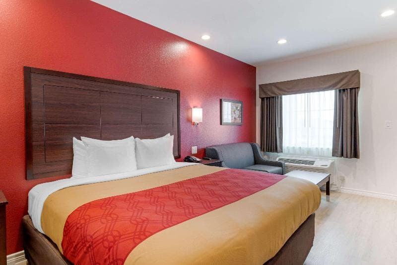 Econo Lodge Houston 3