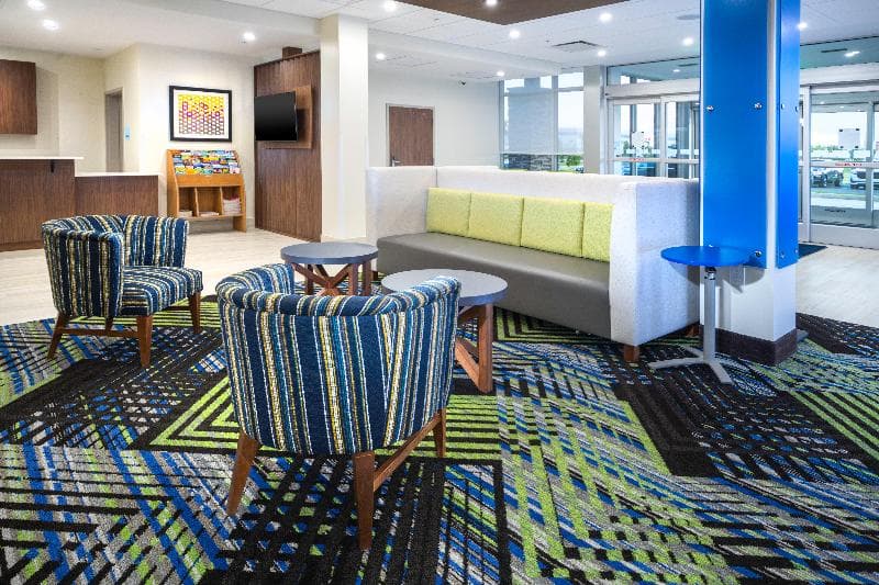 Holiday Inn Express & Suites Fort Myers Airport 3