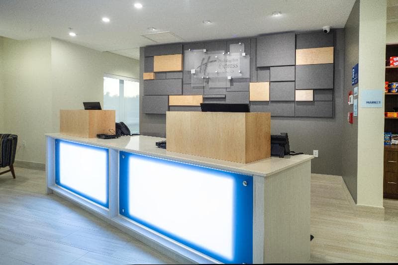 Holiday Inn Express & Suites Fort Myers Airport 5