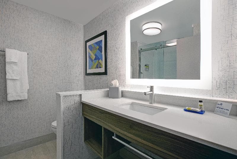 Holiday Inn Express Milwaukee Downtown 4