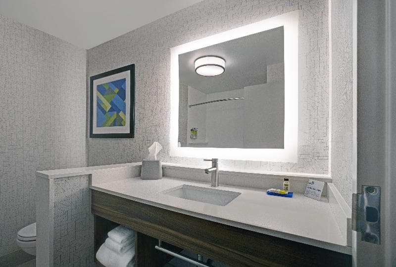 Holiday Inn Express Milwaukee Downtown 5