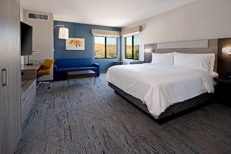 Holiday Inn Express & Suites Valencia - Santa Clarita photo 1