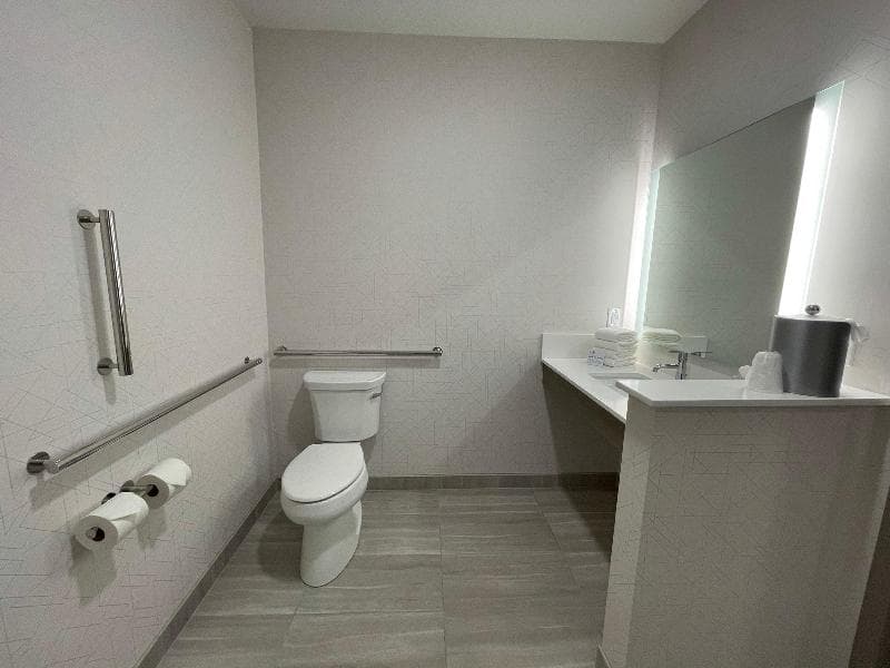 Holiday Inn Express & Suites Ft. Smith - Airport 4