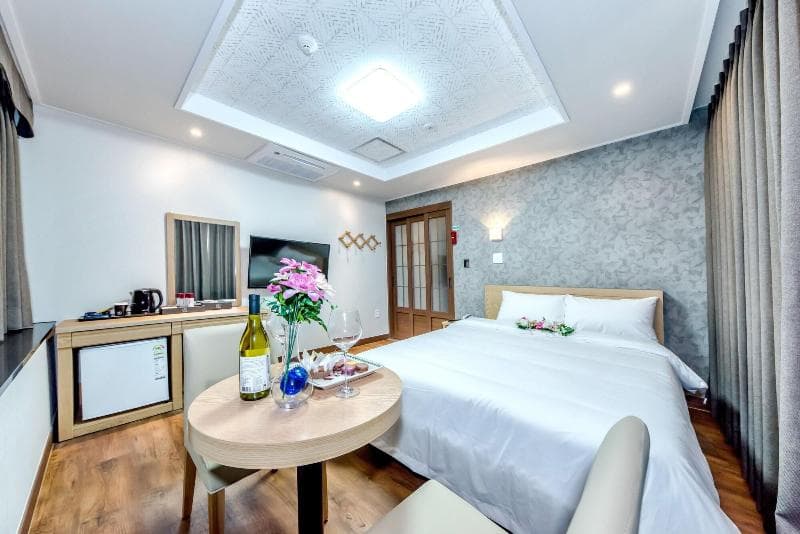 Leslie Hotel 3