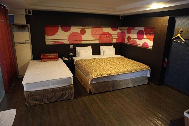V Hotel main