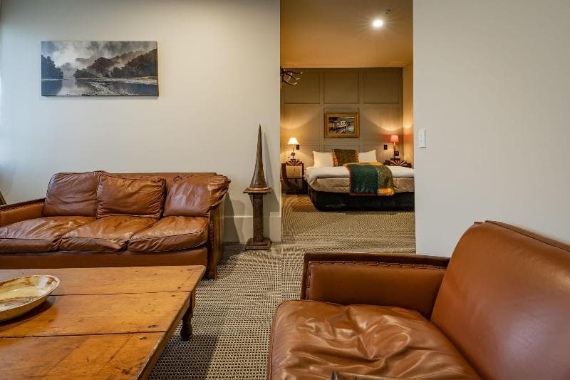 Poshtel 2