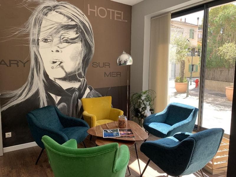 Holidays & Work HOTEL RESTAURANT 4