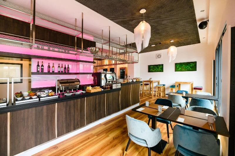 Nikii Hotel & Restaurant 3