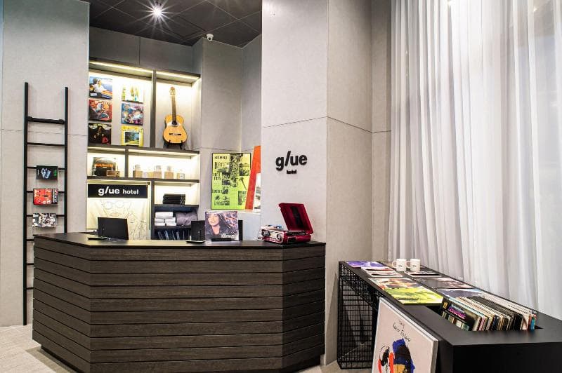 Glue Hotel 4