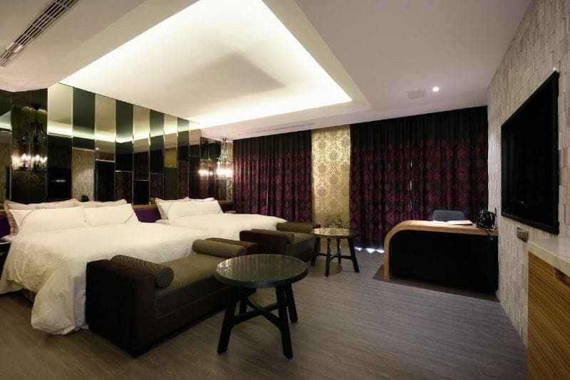 U Her Hotel 3