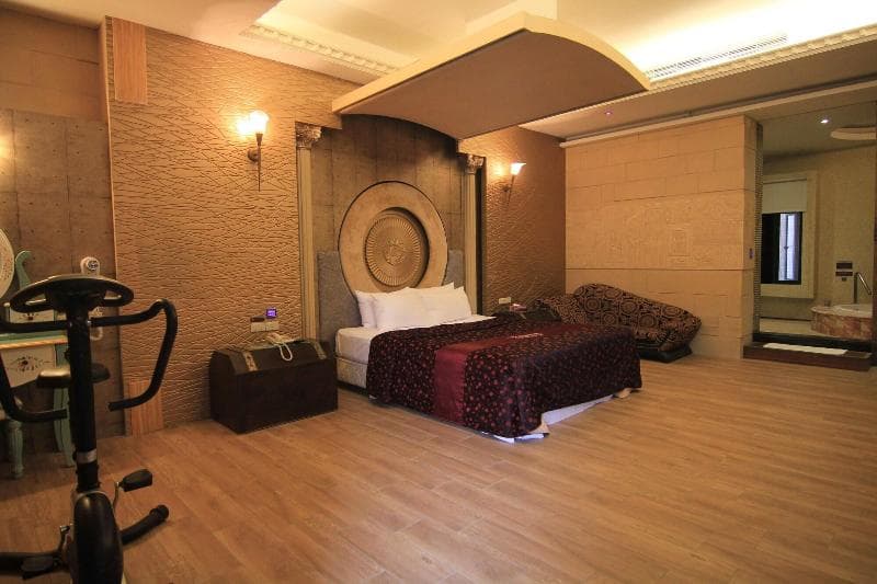 Romantic Code Motel 3