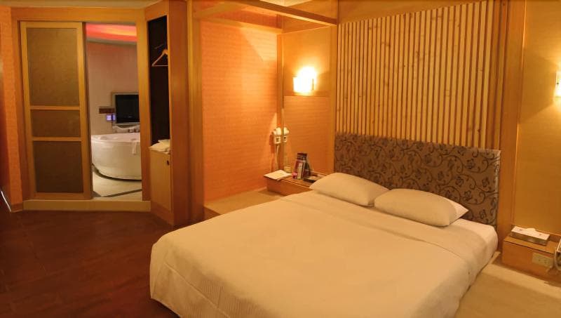 Shiny Seasons Motel 4