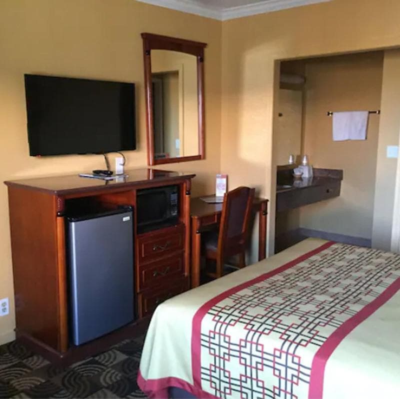 National Motel 4