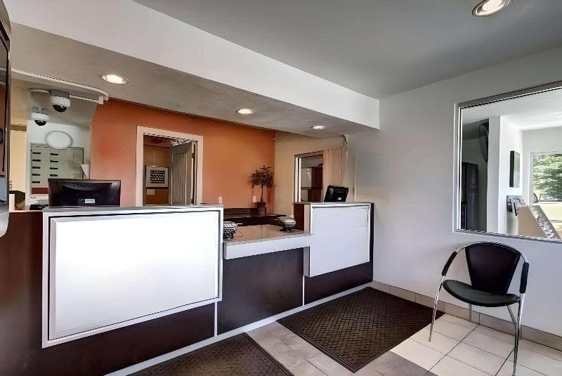 Econo Lodge Midvale 4