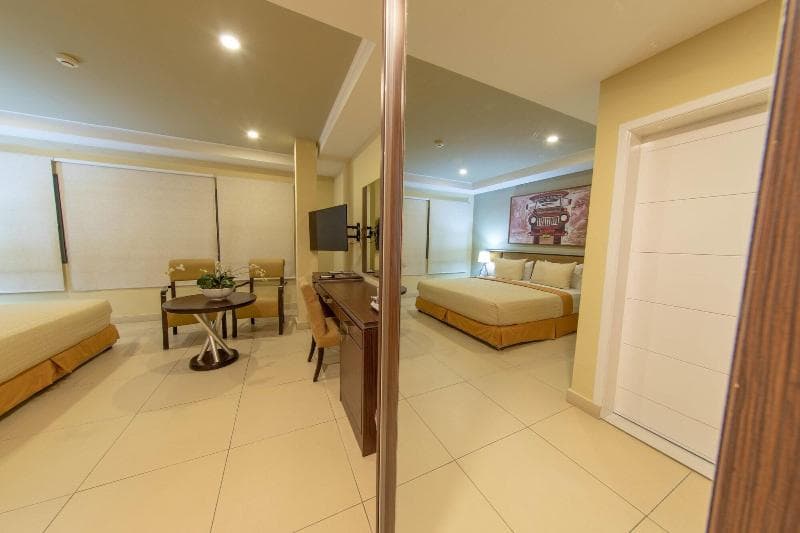 Frankie's Hotel 4