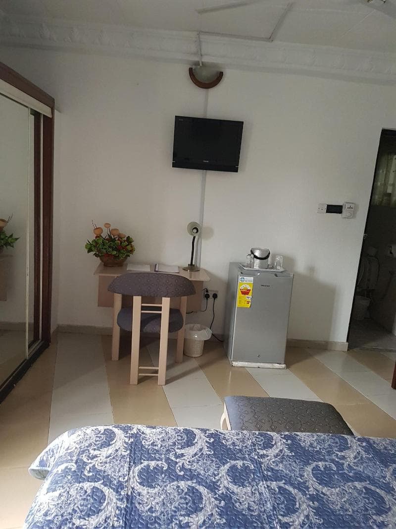 Hill View Hotel West Airport 3