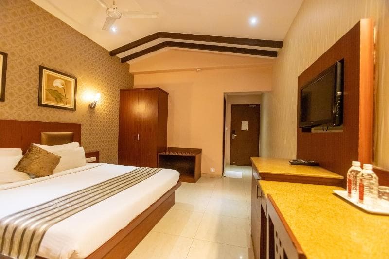 Hotel Express Inn 4