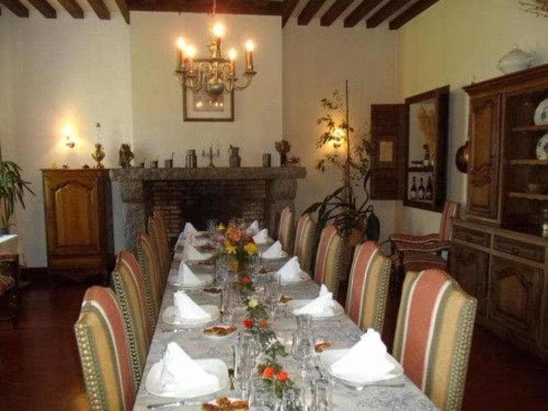 Le Tertre main