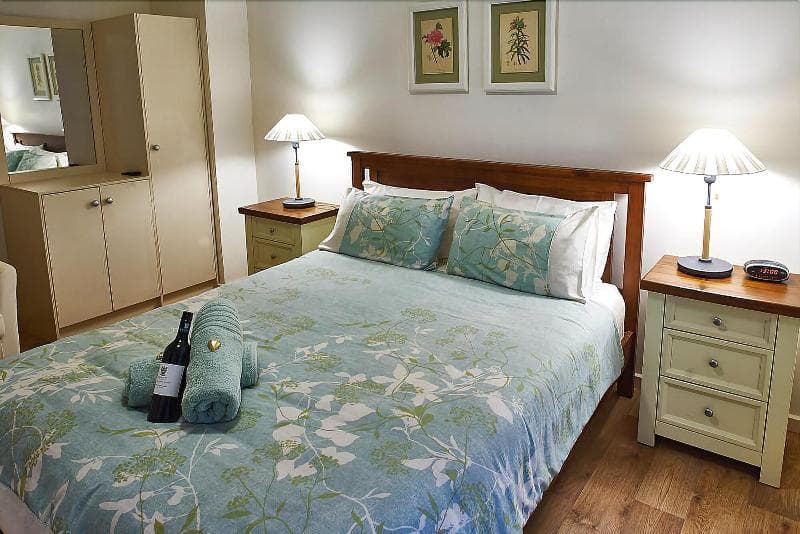 Underground Bed & Breakfast 5