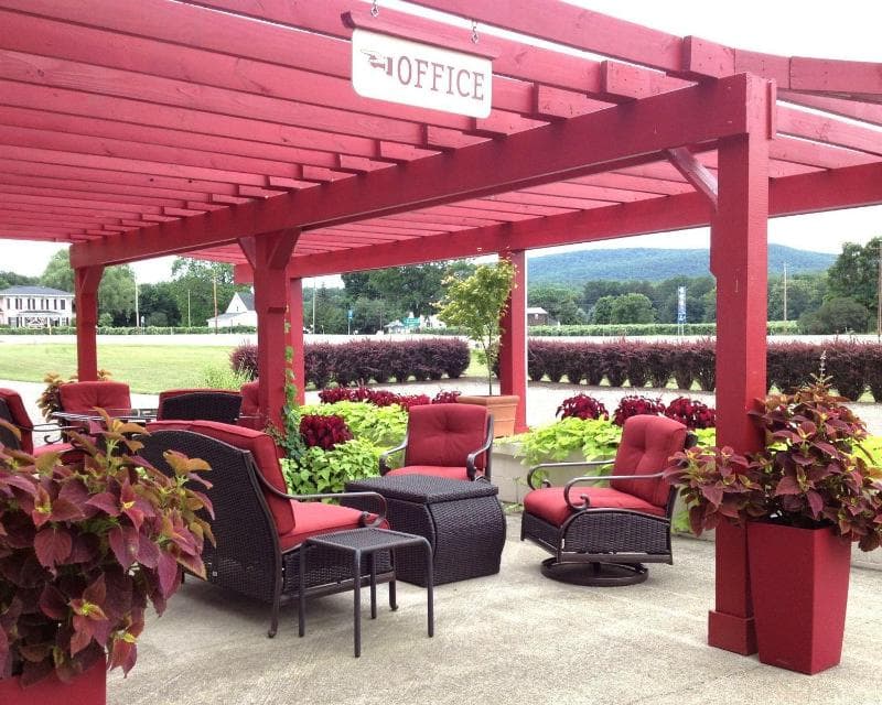Vinehurst Inn And Suites 4