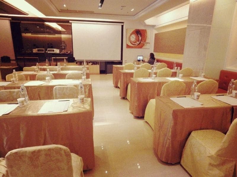 Grand Earl Hotel main