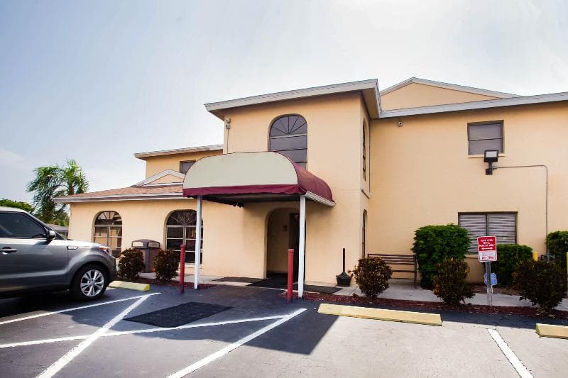 OYO Waterfront Hotel- Cape Coral Fort Myers FL 5