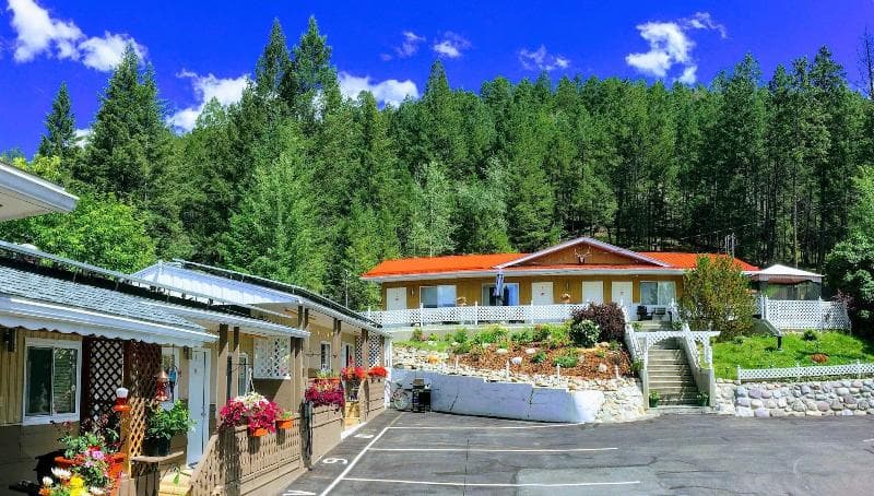 Crescent Motel 4