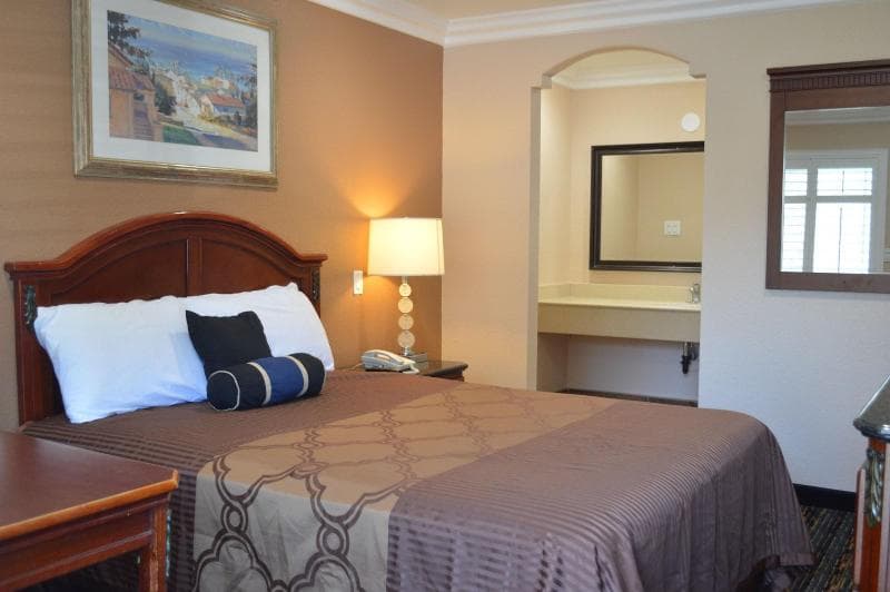 Tustin Motor Lodge 3