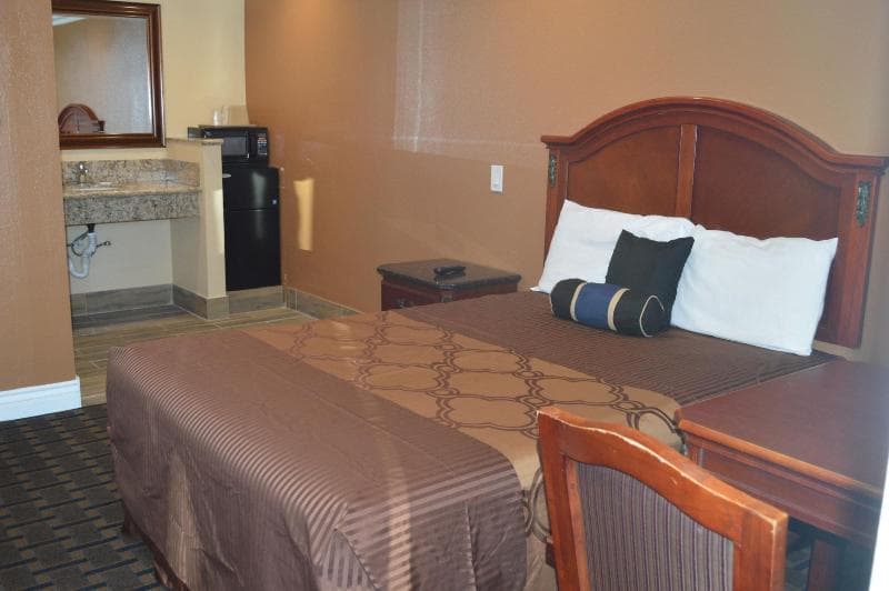 Tustin Motor Lodge 4