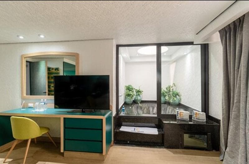 Hotel Embassy photo 1