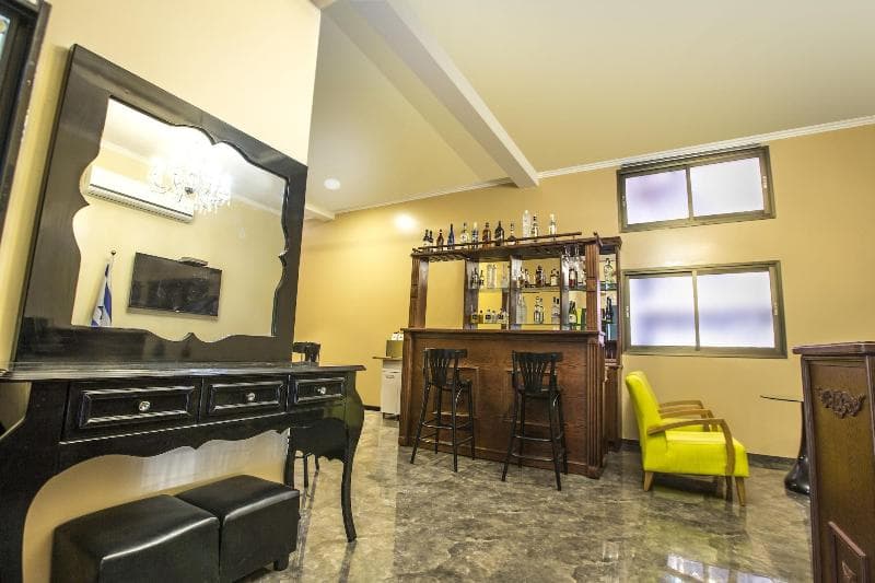 La Guardia Hotel main