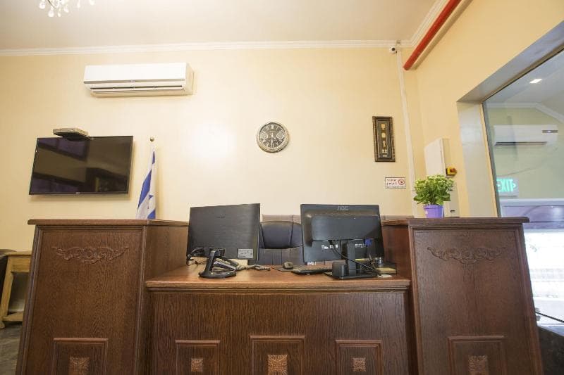 La Guardia Hotel 4