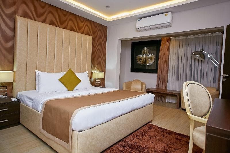 The Cabin Hotel 5