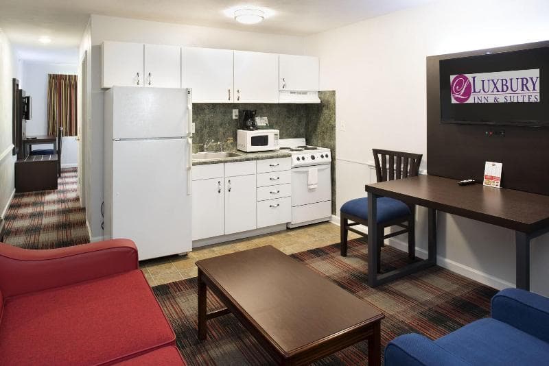 Luxbury Inn & Suites 5