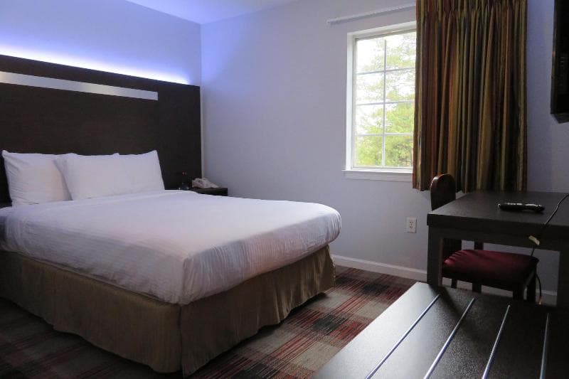 Luxbury Inn & Suites 3