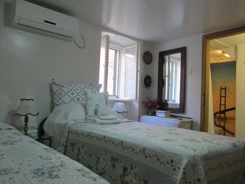 Cozy En-Suite Rm On Dumanica- main